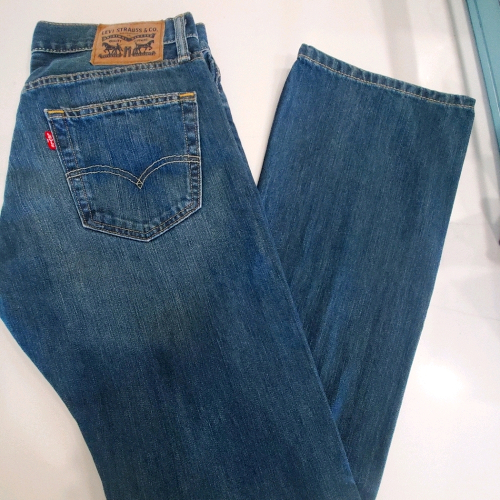 Levi's 527 low rise boot cut jeans. 30x32
